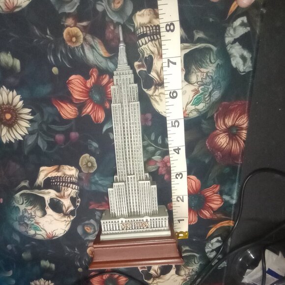 Empire State Building Miniature Model – Iconic NYC Decor - Picture 8 of 8